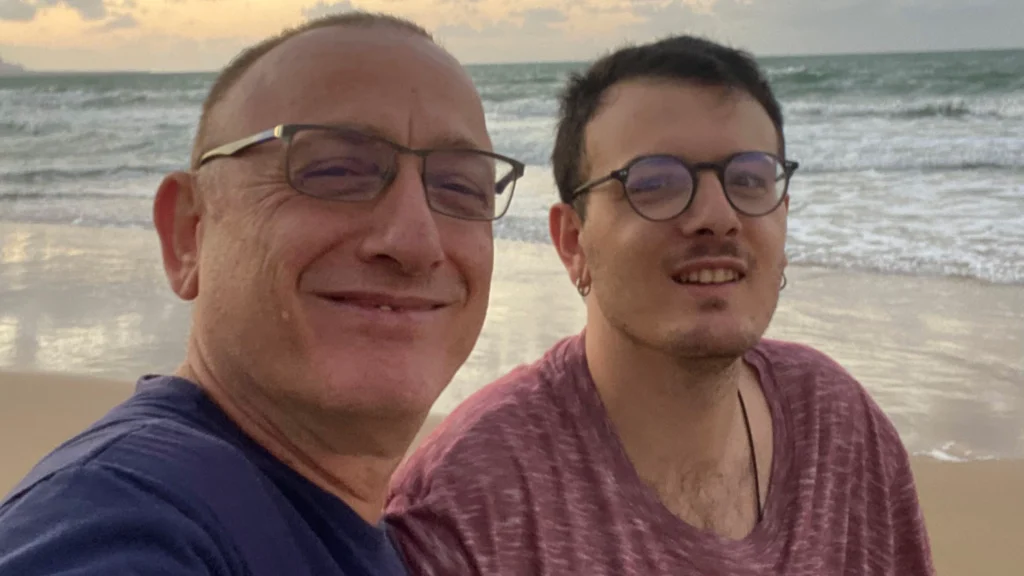 La nostra storia – L'impegno di Asociația Haide Gabriele per dignità e inclusione Due uomini sorridenti in primo piano al mare
